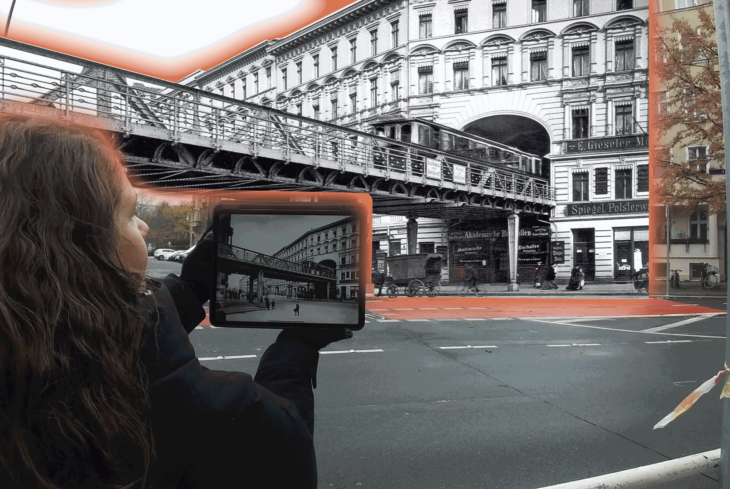 Eine Frau hält ein Ipad in der Hand, welches ein Foto macht. Im Hintergrund ist in Schwarz Weiß die alte Fassade einer Ubahnhaltestelle zu sehen.