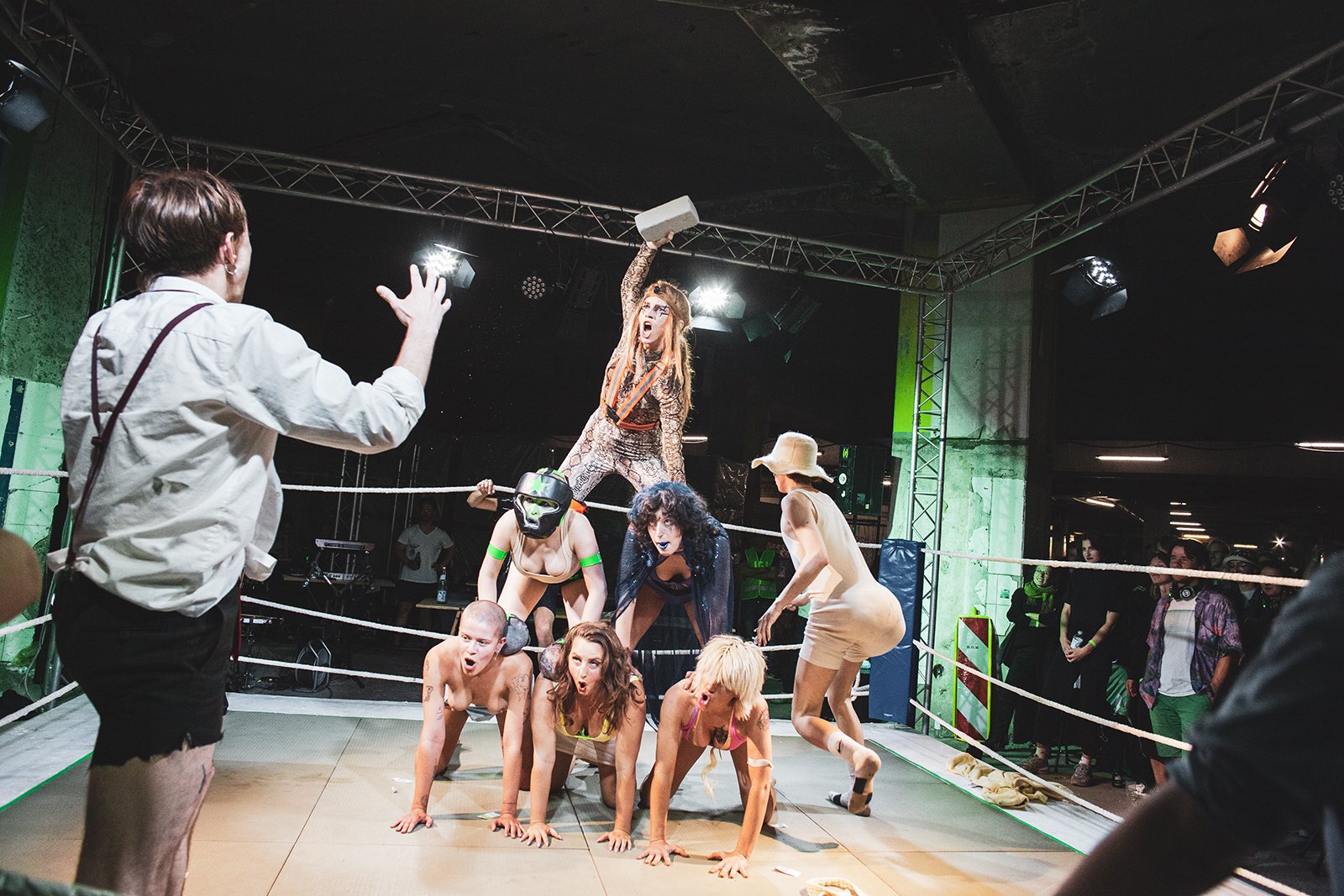 Ein Bild des Formats "Liminal Beast of Prey". Eine Wrestling-Performance, das aus einem flexiblen Team multidisziplinärer Künstler besteht.