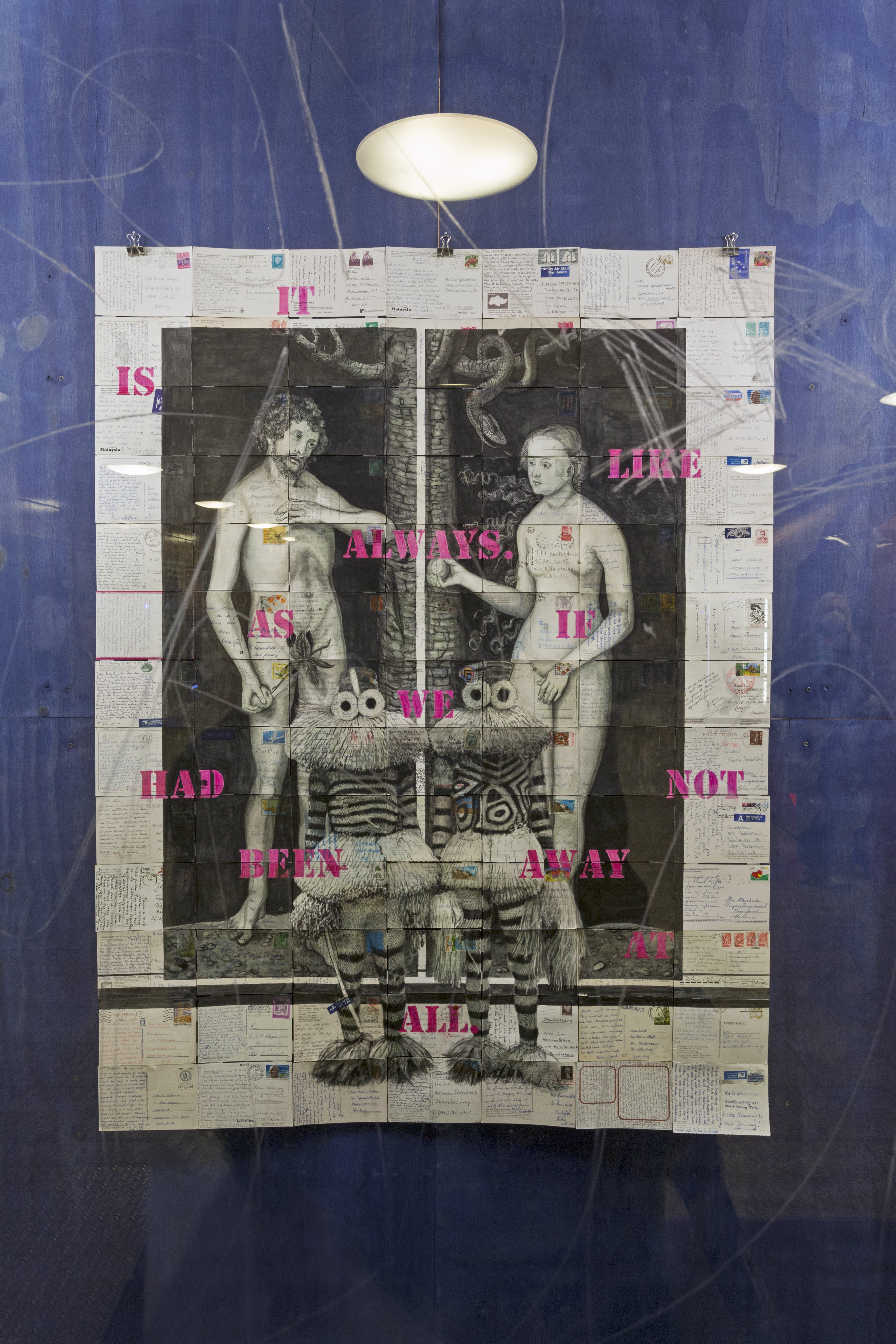 Das Foto zeigt die Collage. Im Hintergrund ist ein Rechteckn aus Postkarten, auf die eine Zeichnung von Adam und Eva geklebt ist. Vor Adam und Eva sind zwei Menschen. Auf der Collage steht "It is like always. As if we had not been away at all"