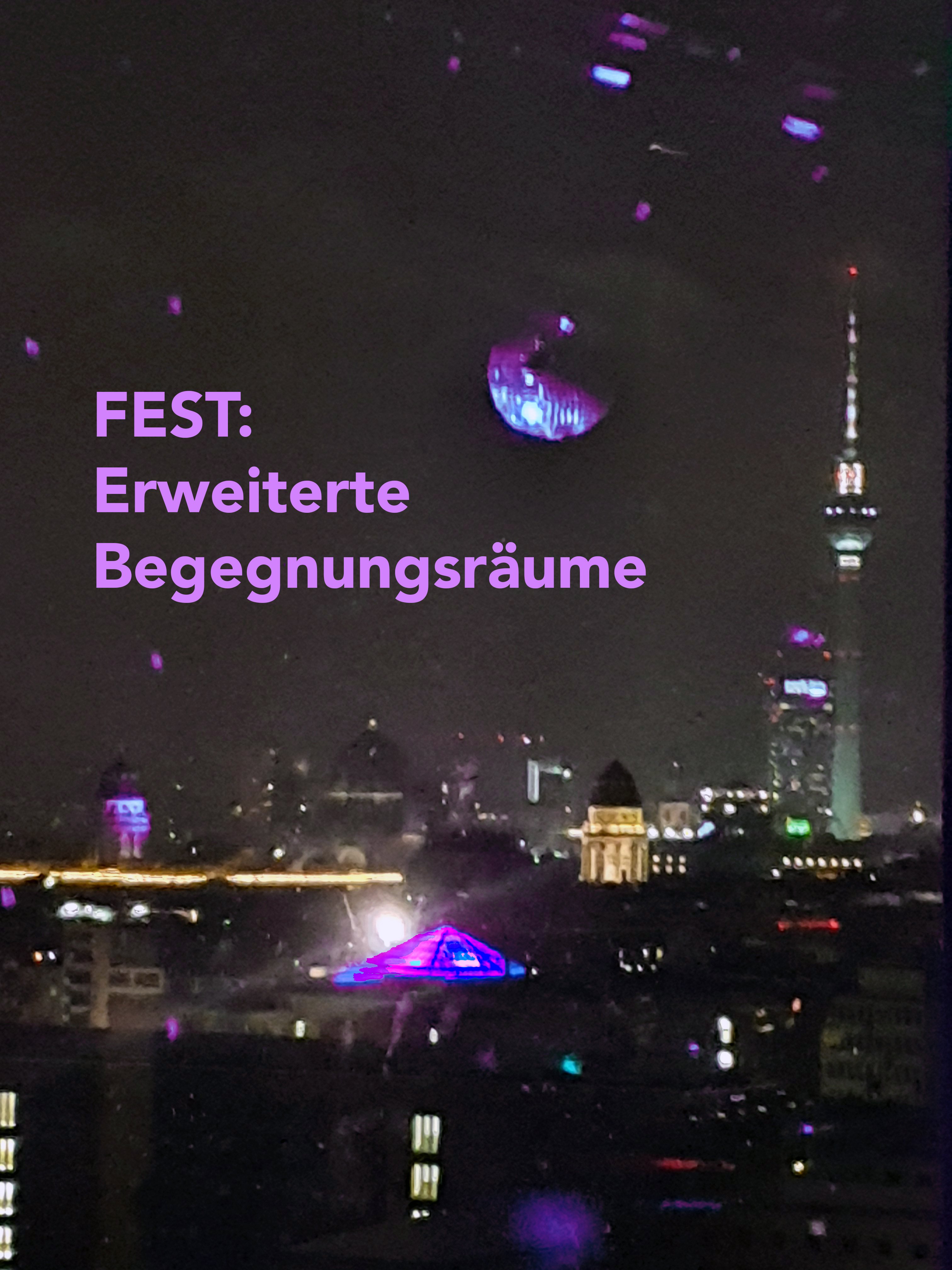 Im Hintergrund ist das Panorma Berlins mit dem Fernsehturm, Hochhäusern und Kuppeln zu erkennen. Im Vordergrund steht: FEST: Erweiterte Begegnungsräume