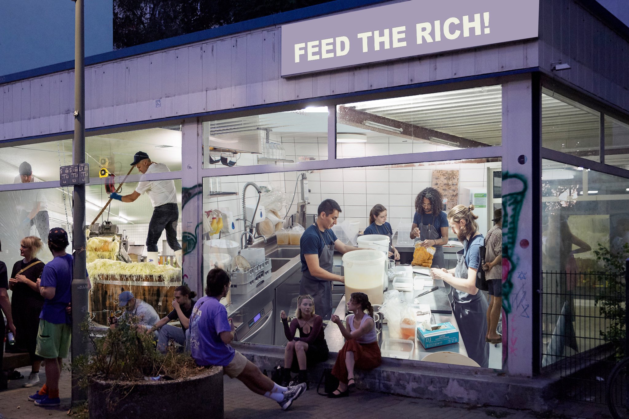 Im  Vordergrund stehen Menschen vor einem Gebäude mit großen Außenfenstern. Auf einem Schild am linken Rand des Gebäudes steht: Feed the rich! In dem Gebäude kann man durch die Fenster Menschen in einer Gastronomieküche arbeiten sehen.